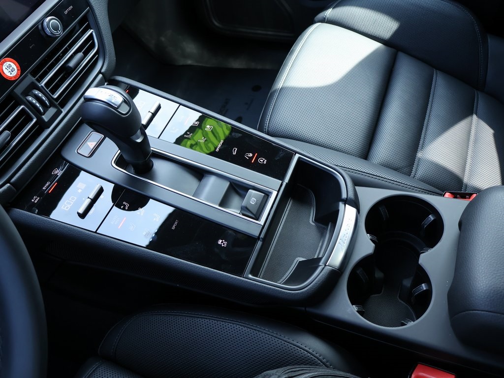 2025 Porsche Macan T photo 21