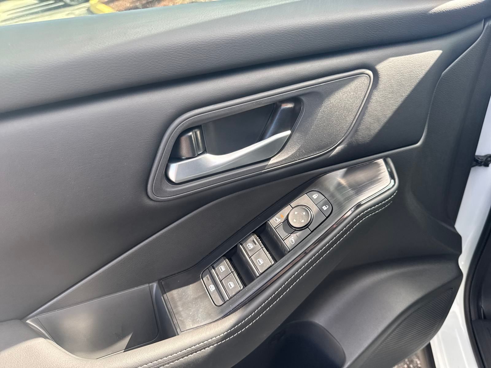 2026 Nissan Rogue SV photo 10