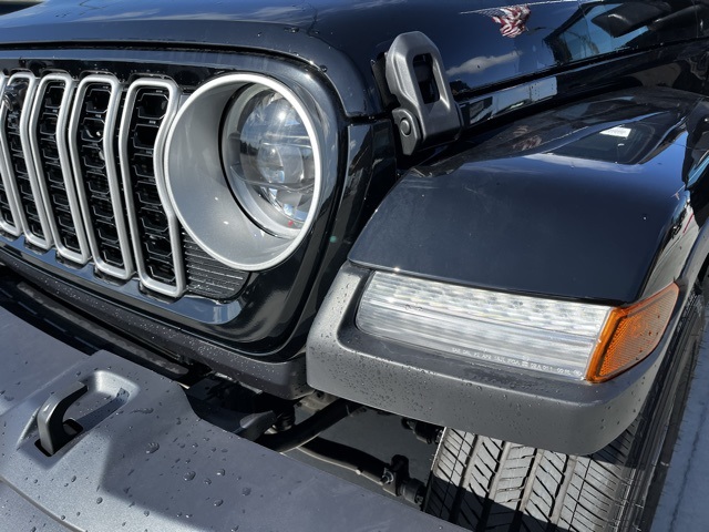 2025 Jeep Wrangler Sahara photo 12