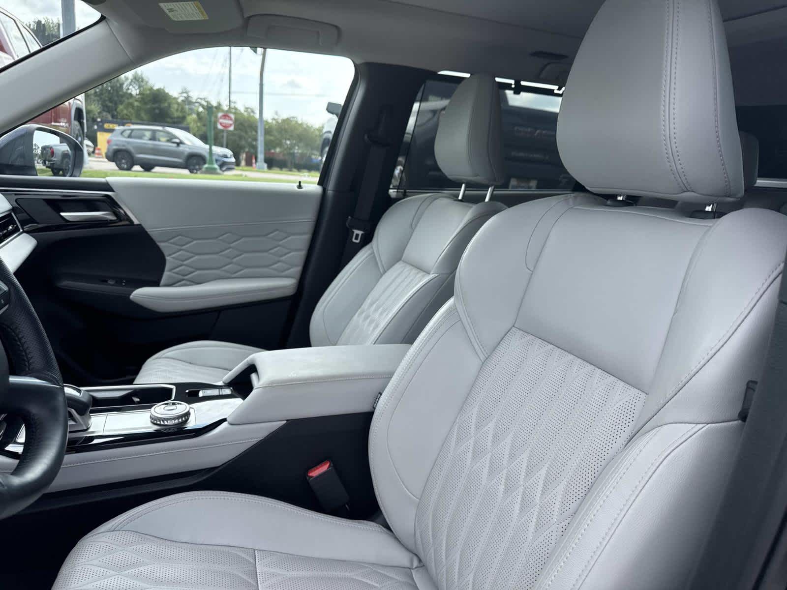 2025 Mitsubishi Outlander SEL photo 8