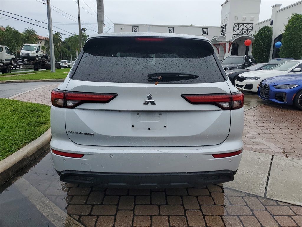 2022 Mitsubishi Outlander ES photo 4