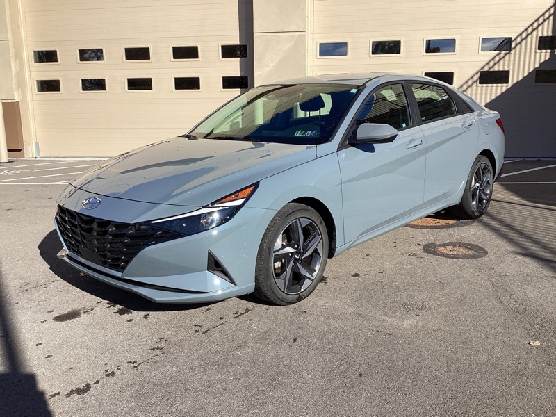 2023 Hyundai Elantra SEL photo 3