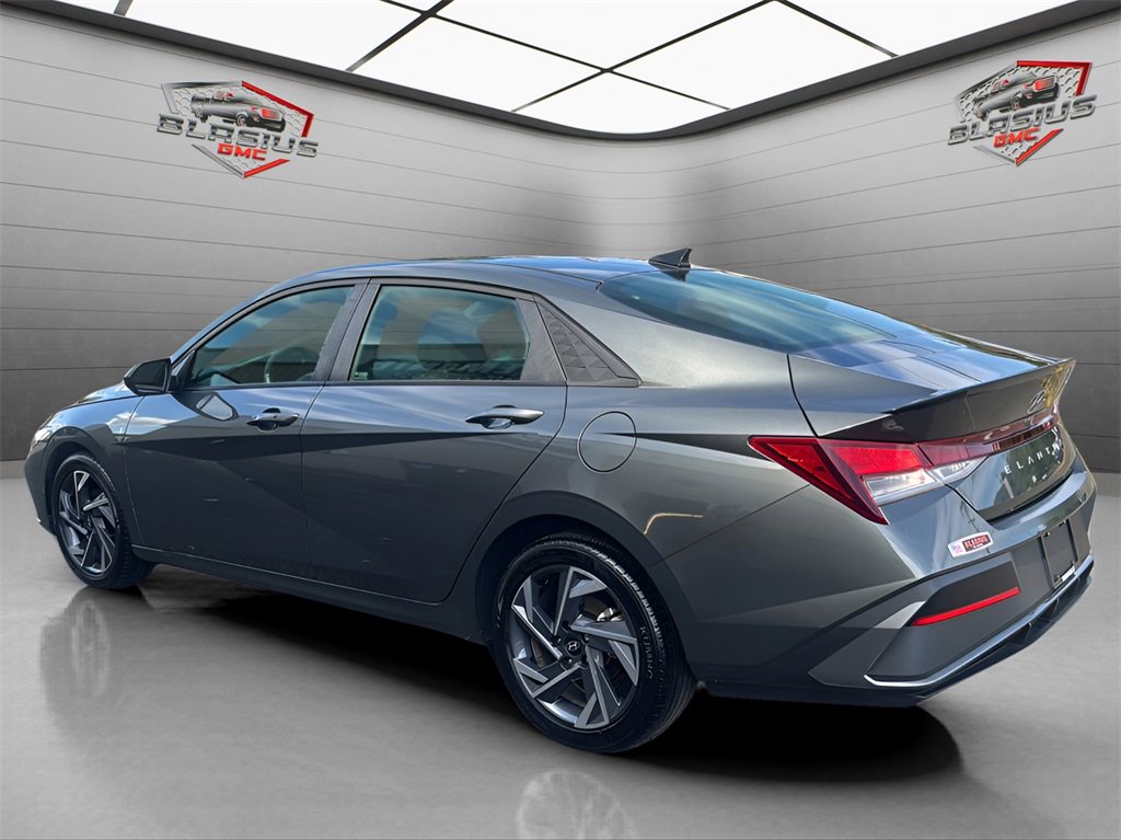 2025 Hyundai Elantra SEL Sport photo 3