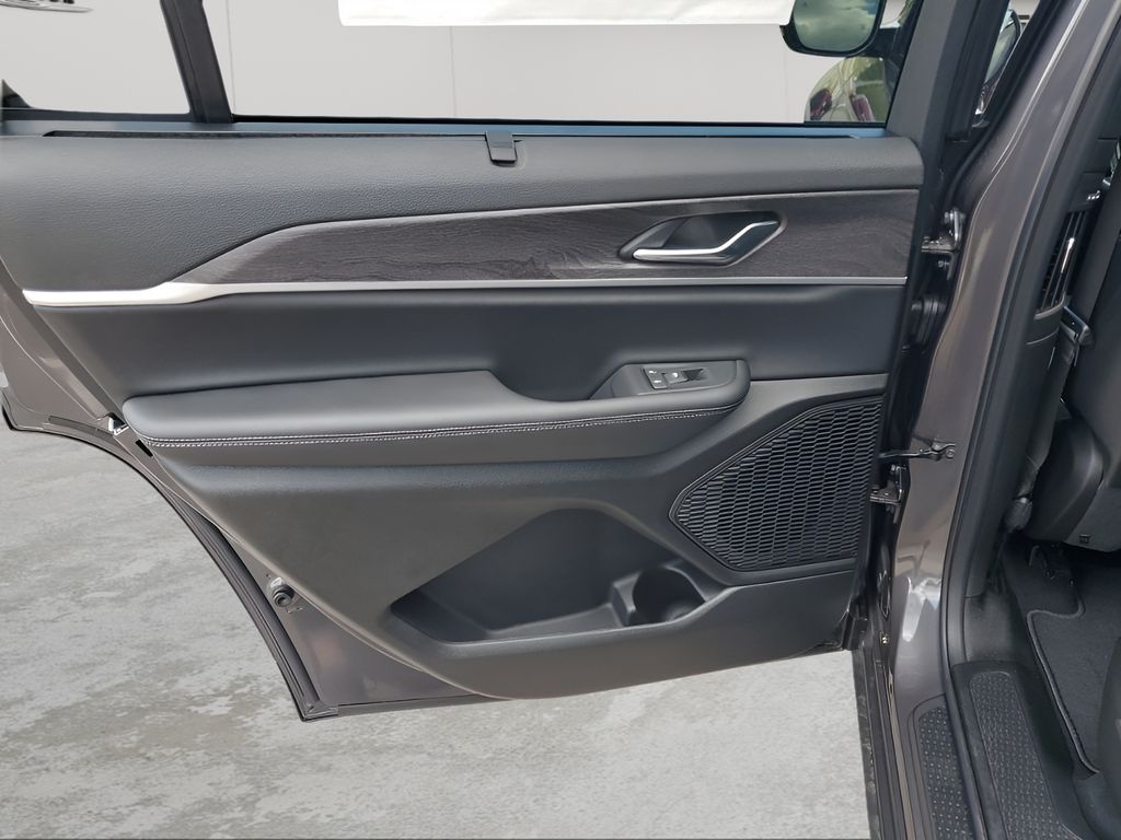 2025 Jeep Grand Cherokee Limited photo 15