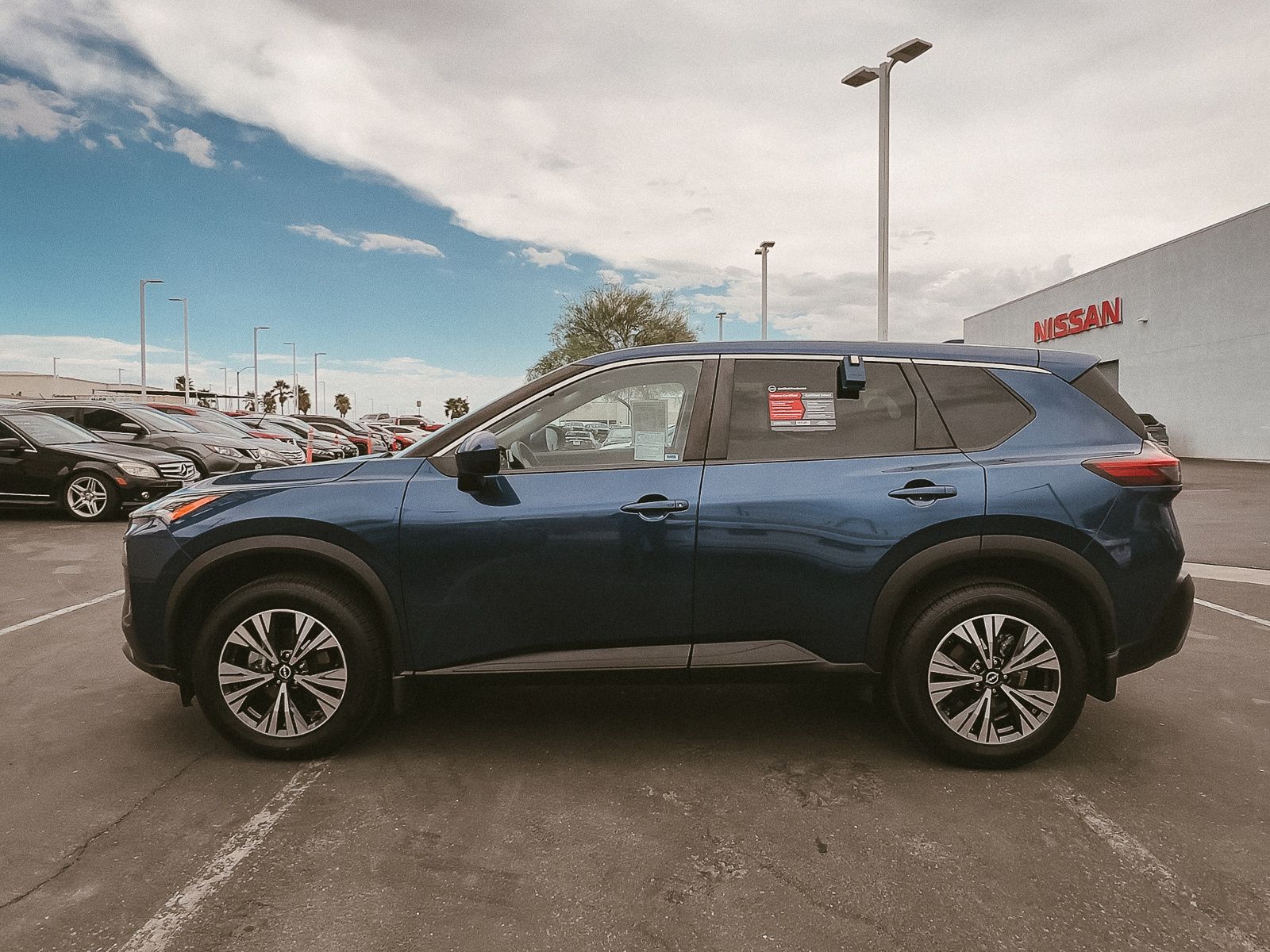 2023 Nissan Rogue SV photo 2