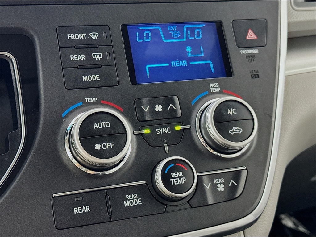 2017 Toyota Sienna LE photo 33