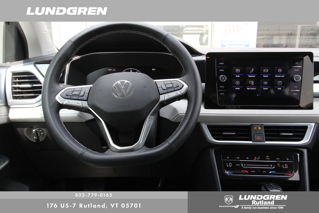 2025 Volkswagen Taos SE photo 4