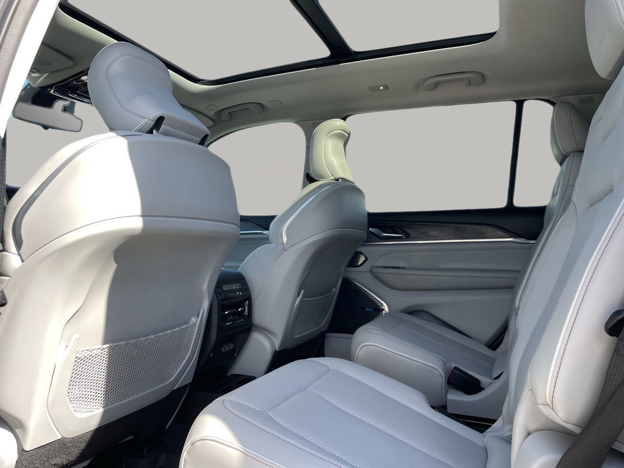 2022 Jeep Grand Cherokee Overland photo 17