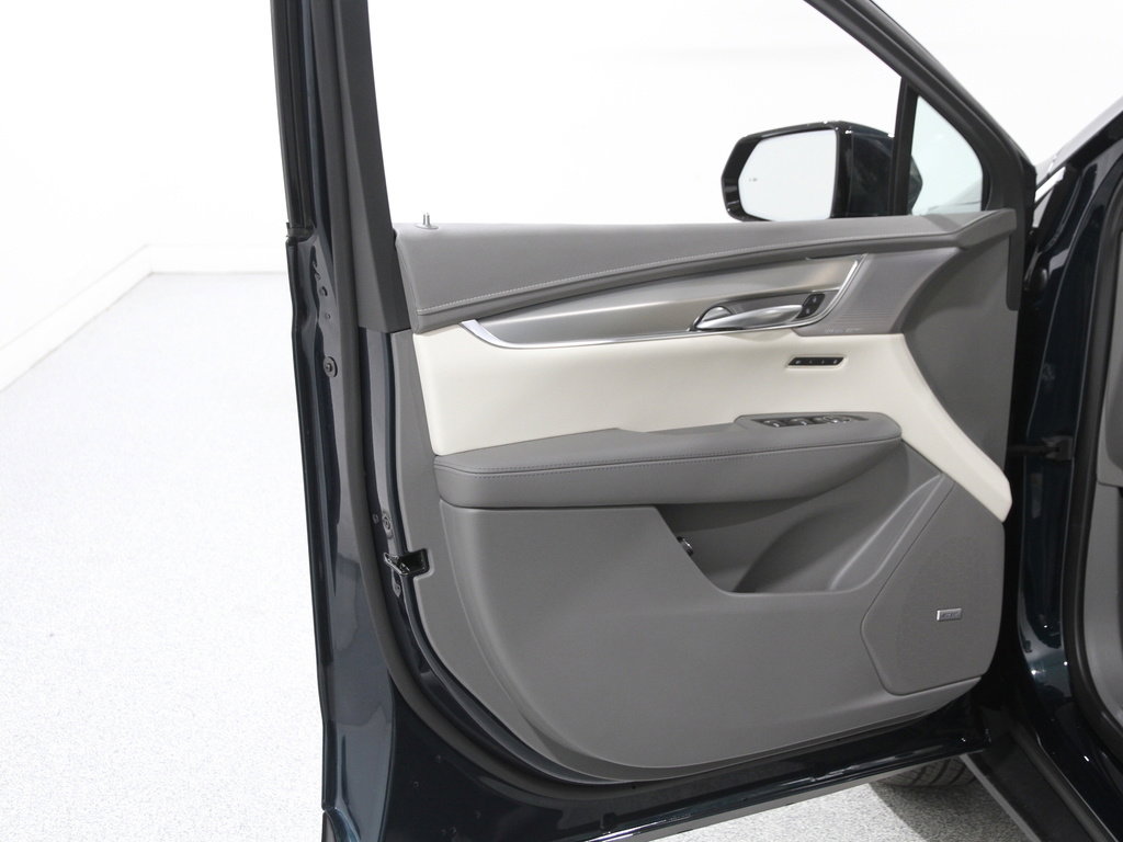 2026 Cadillac XT5 Premium Luxury photo 2