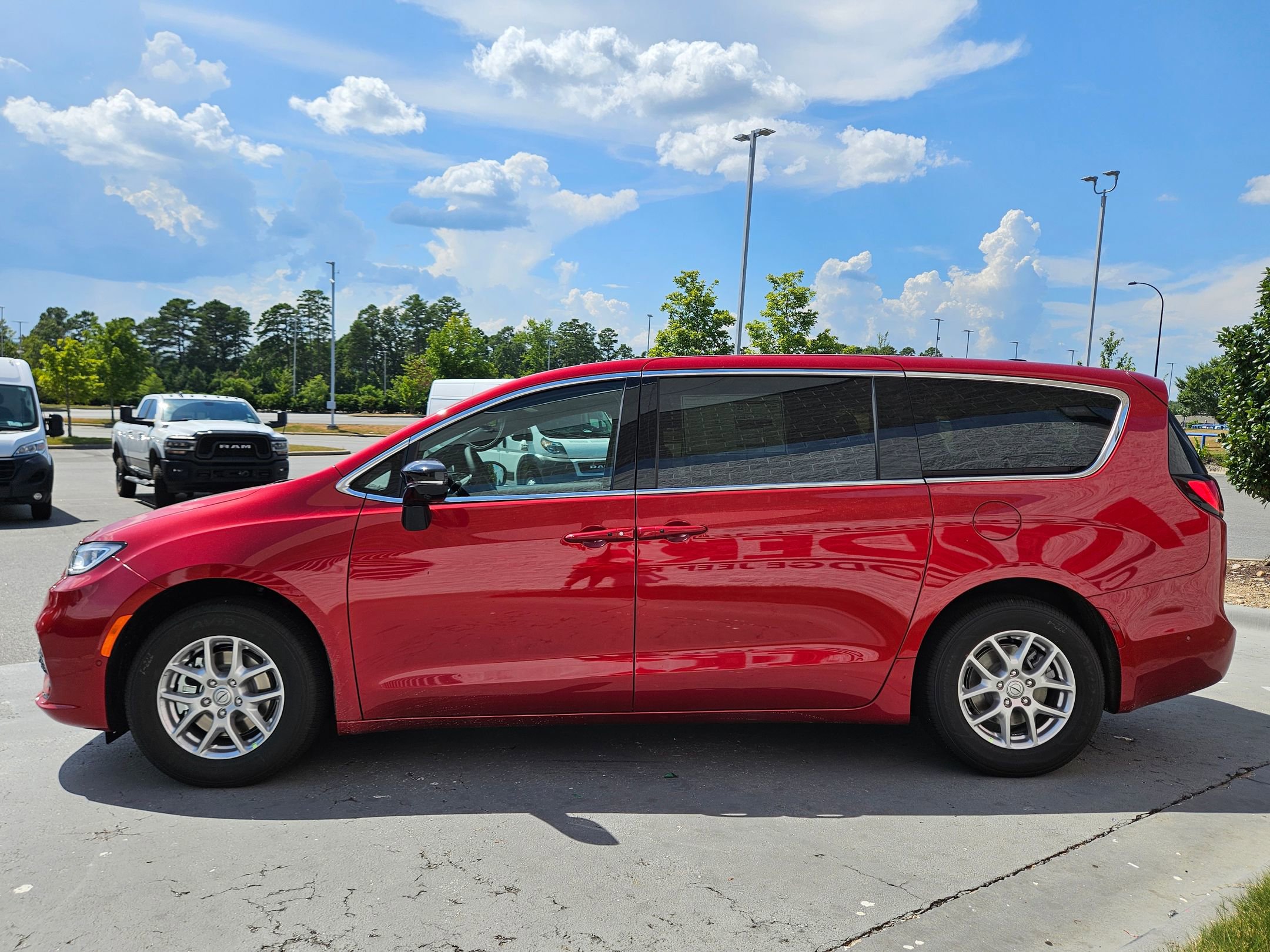 2025 Chrysler Pacifica photo 4