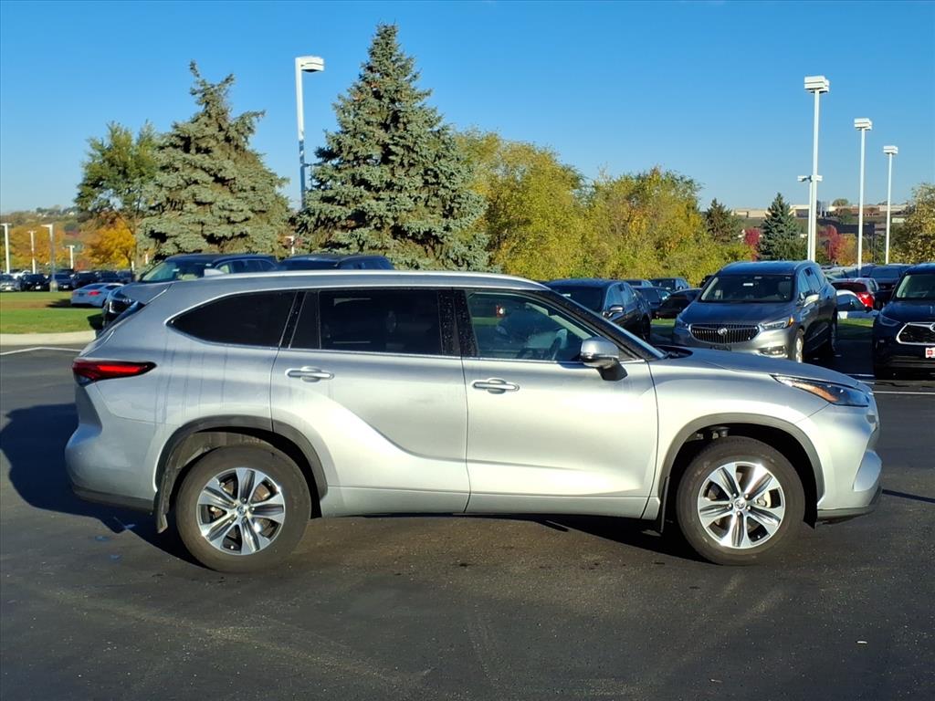 Certified 2022 Toyota Highlander XLE with VIN 5TDGZRBH4NS220760 for sale in Burnsville, Minnesota