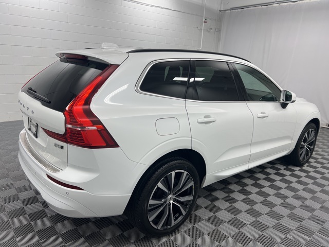 2022 Volvo XC60 B5 Momentum photo 5