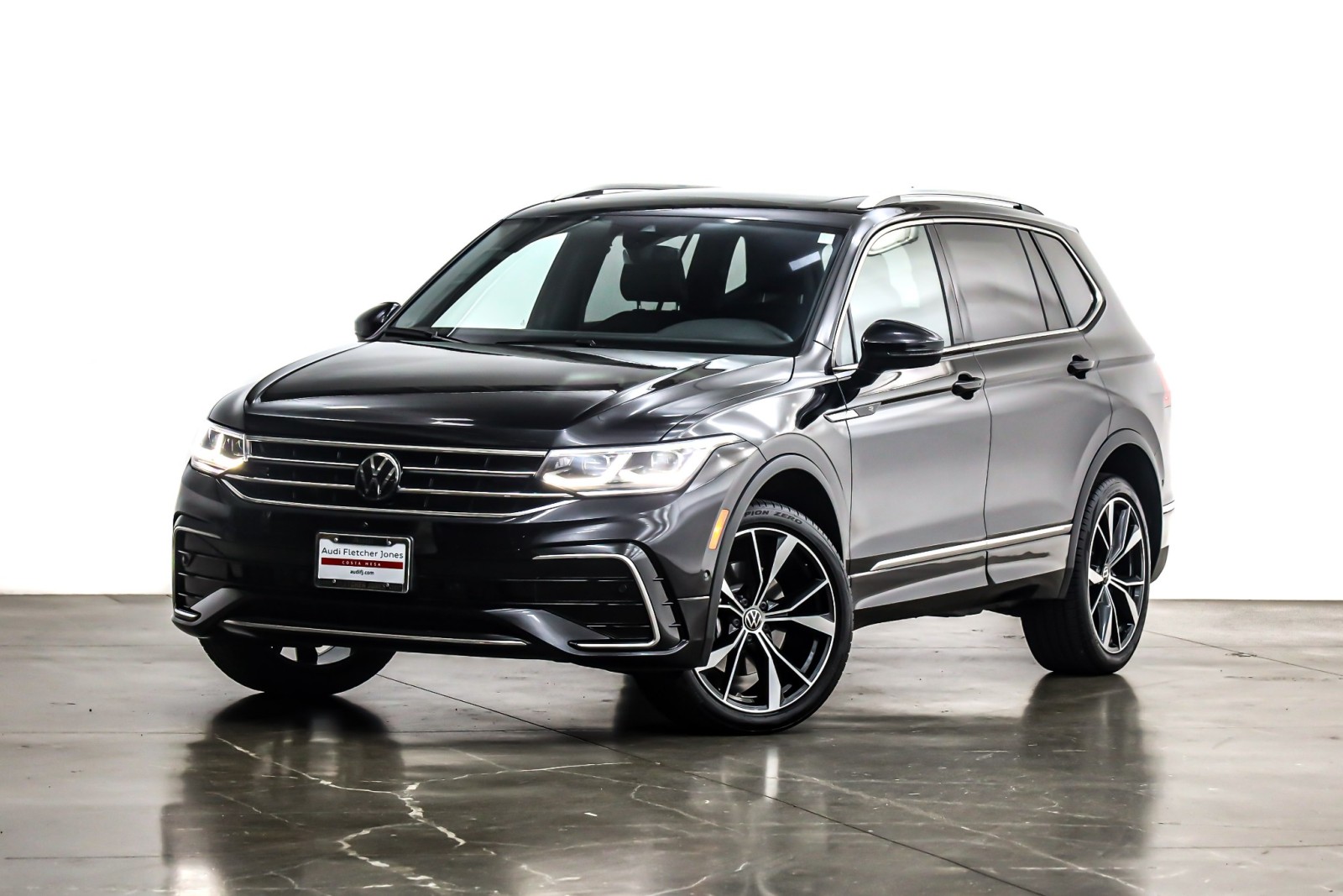 2024 Volkswagen Tiguan SEL R-LINE's photo