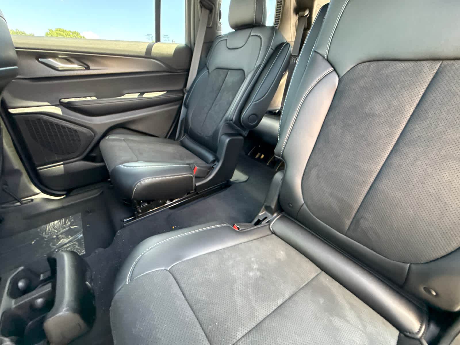 2025 Jeep Grand Cherokee Laredo photo 13