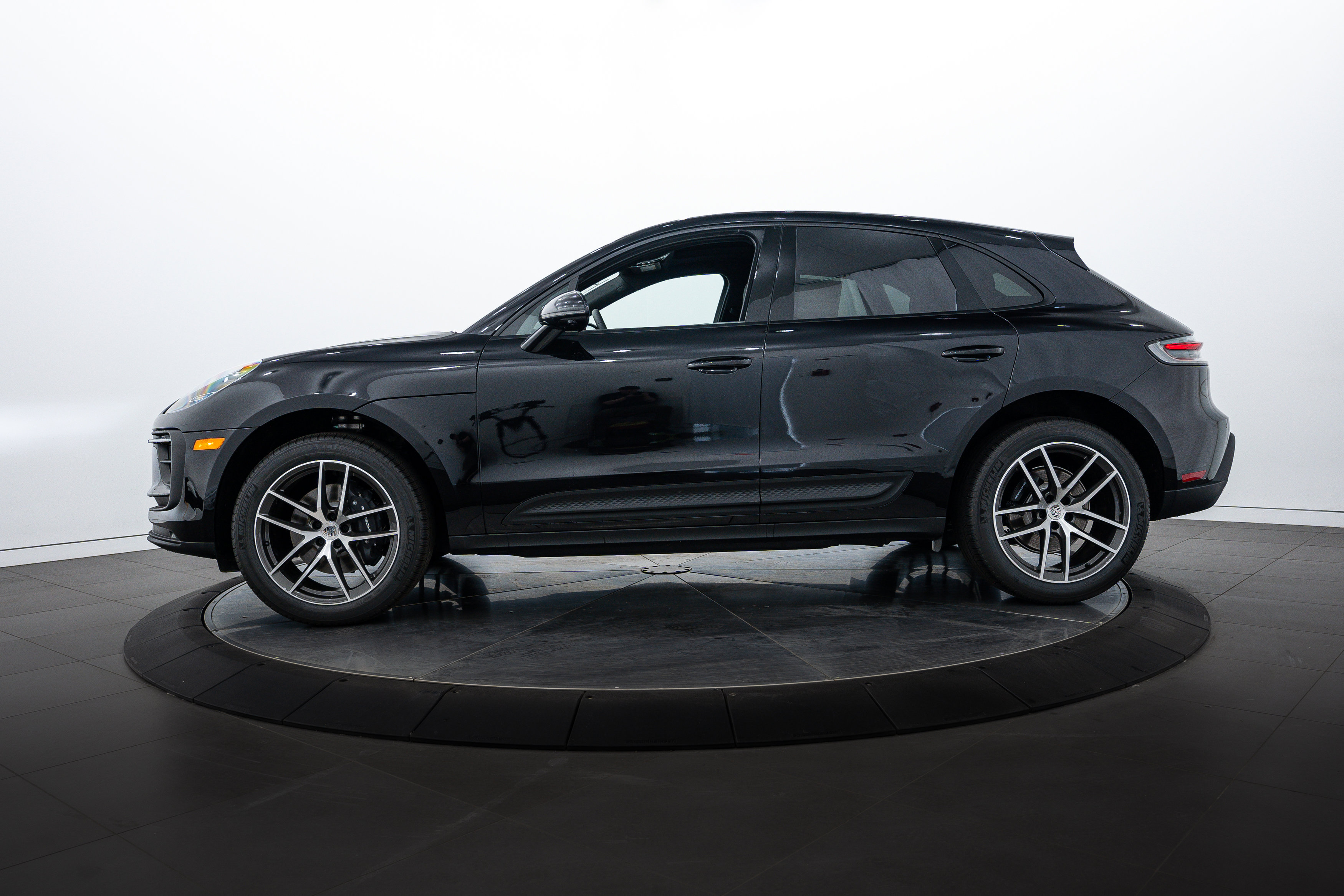 2025 Porsche Macan Base photo 2