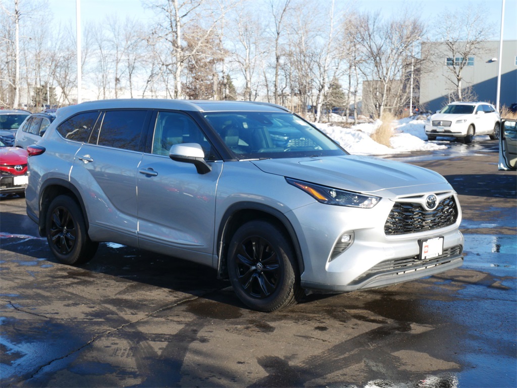 Certified 2022 Toyota Highlander XLE with VIN 5TDGZRBH8NS239537 for sale in Minneapolis, Minnesota