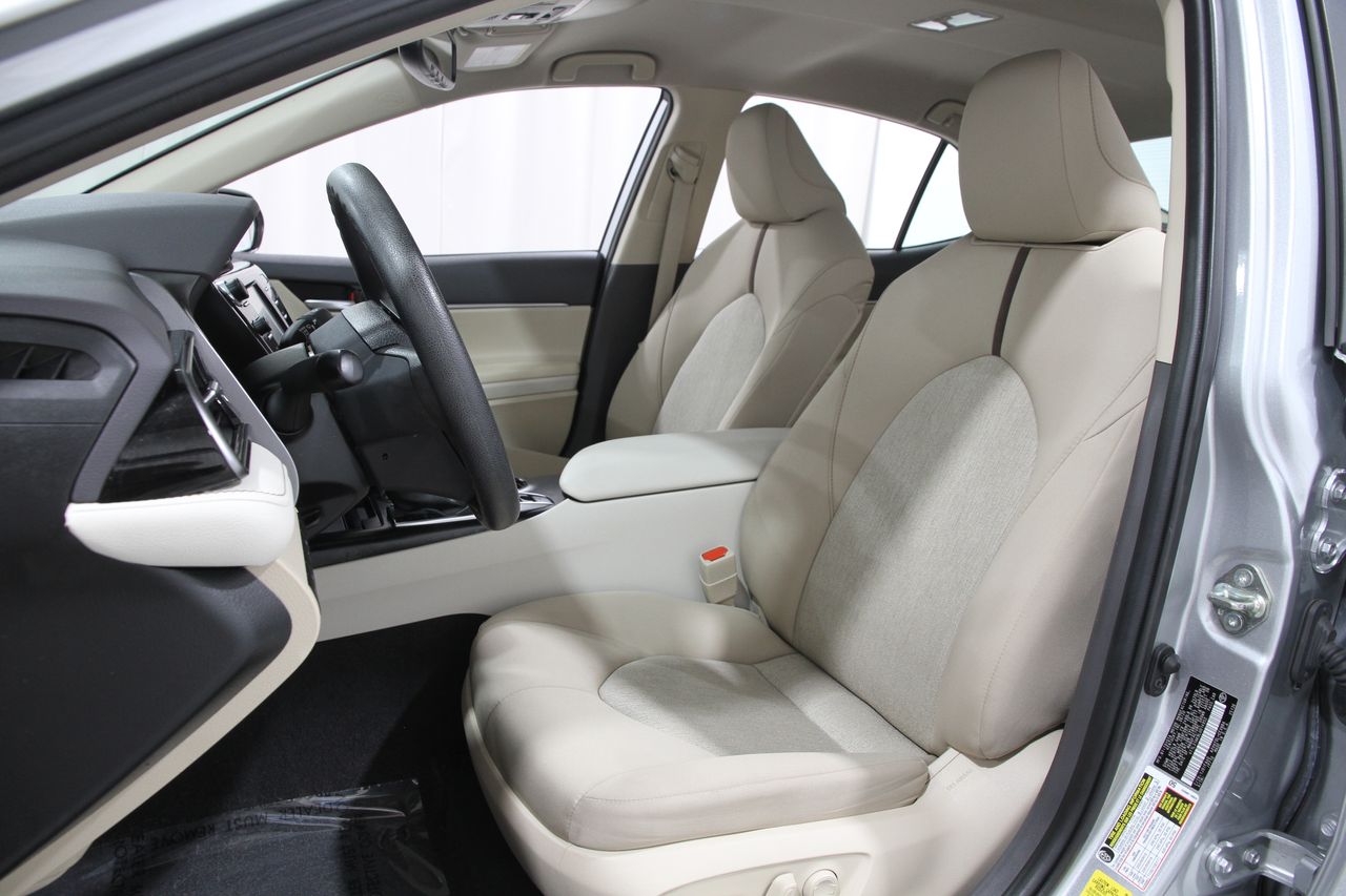 2020 Toyota Camry Hybrid LE photo 5