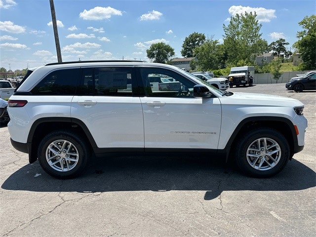 2025 Jeep Grand Cherokee Laredo photo 4