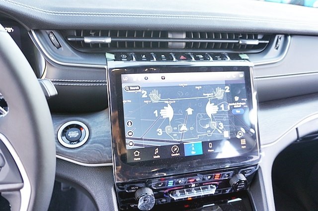 New 2023 Silver Zynith Exterior Paint Jeep Limited image 33