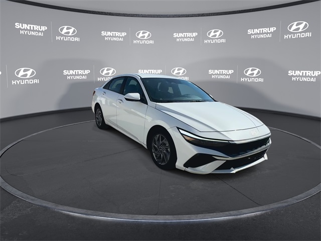 2024 Hyundai Elantra SEL photo 2