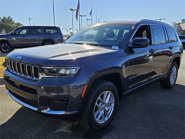 2025 Jeep Grand Cherokee Laredo photo 3