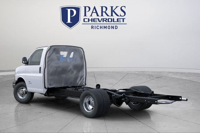 2025 Chevrolet Express Cutaway 3500 photo 3