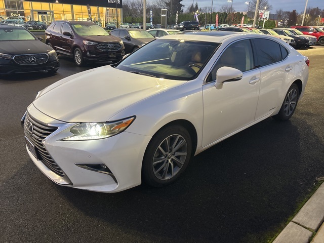 2016 Lexus ES 300h photo 3