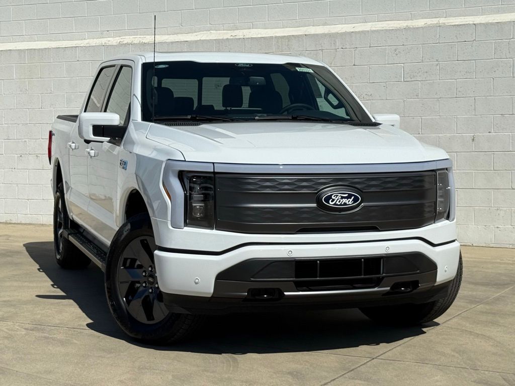 2025 Ford F-150 Lightning Lariat photo 2