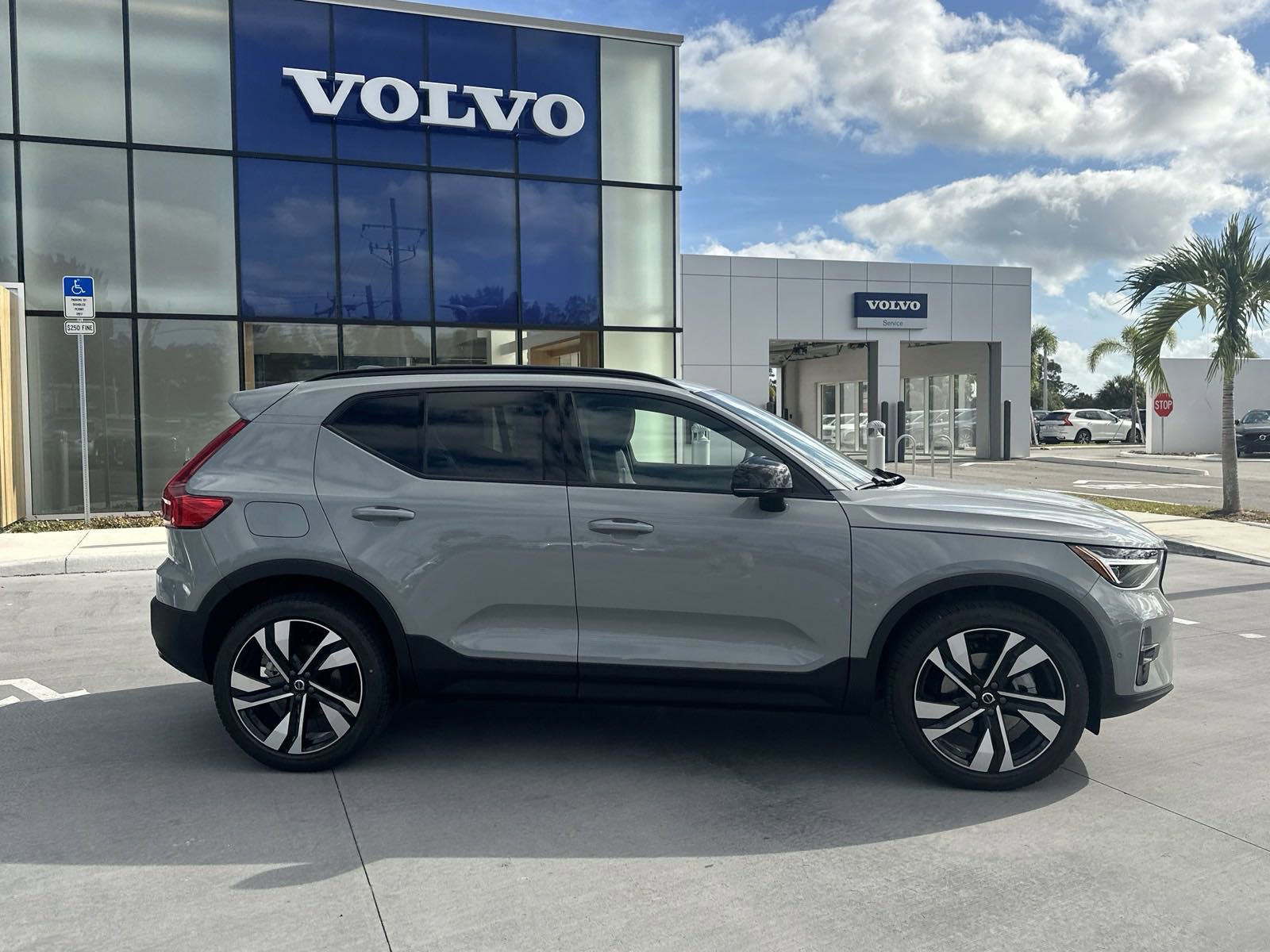 2025 Volvo XC40 Plus photo 6