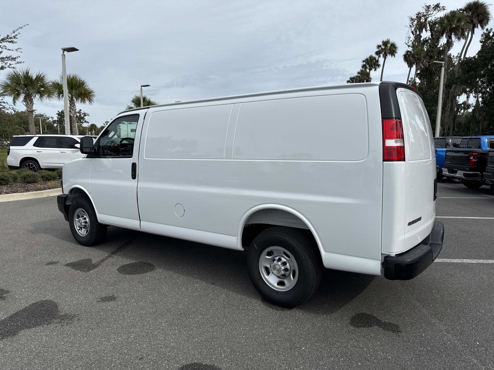 2025 Chevrolet Express Cargo 2500 photo 2