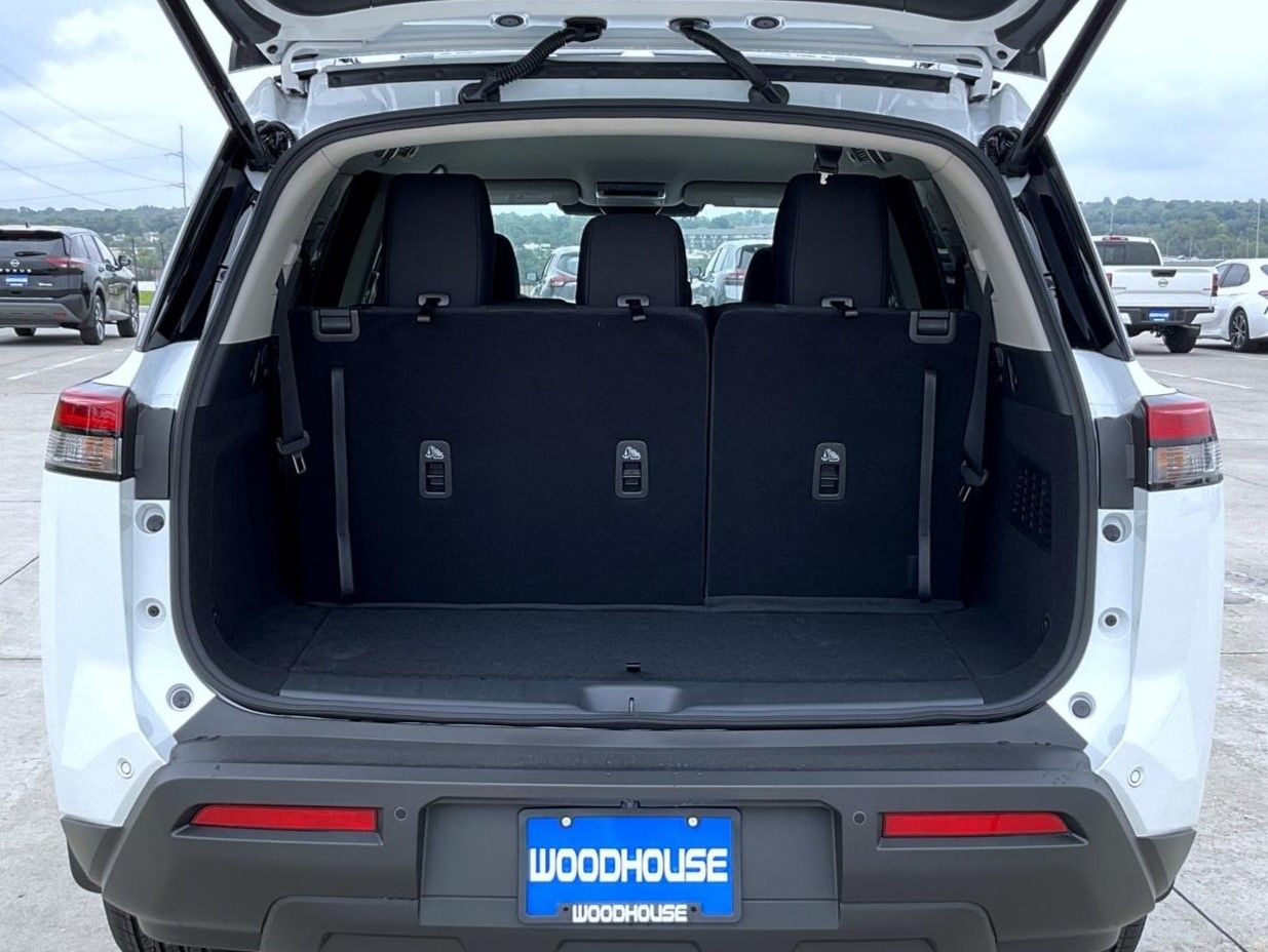 2025 Nissan Pathfinder SV photo 9