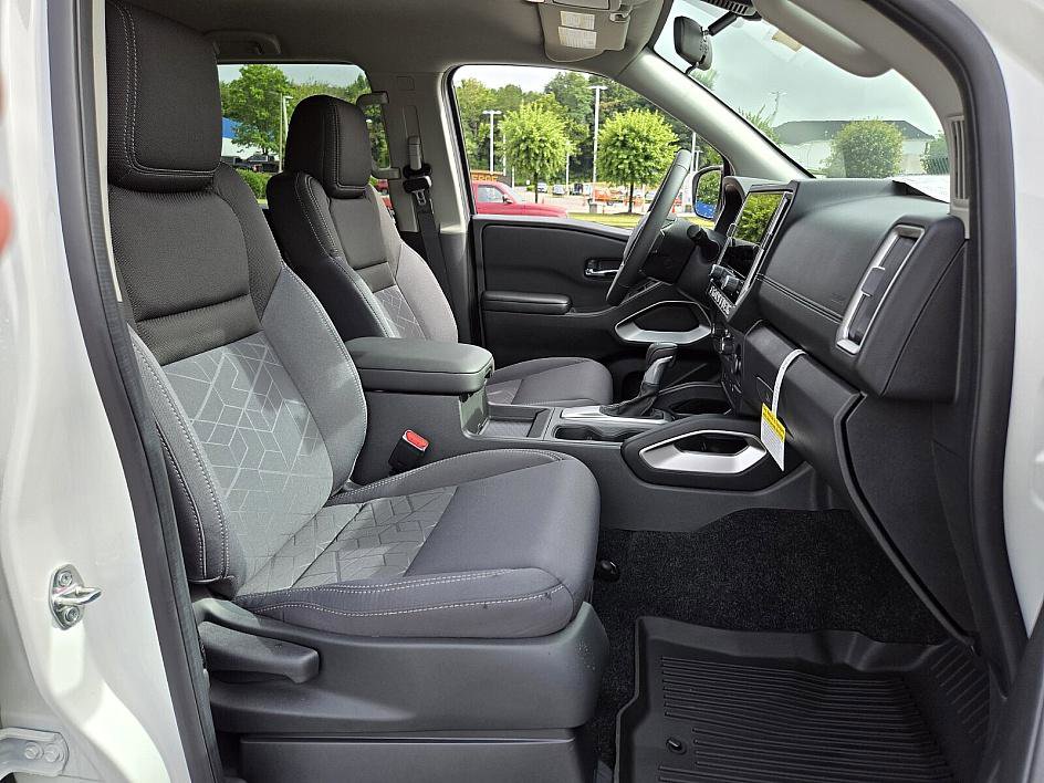 2025 Nissan Frontier Crew Cab SV photo 12