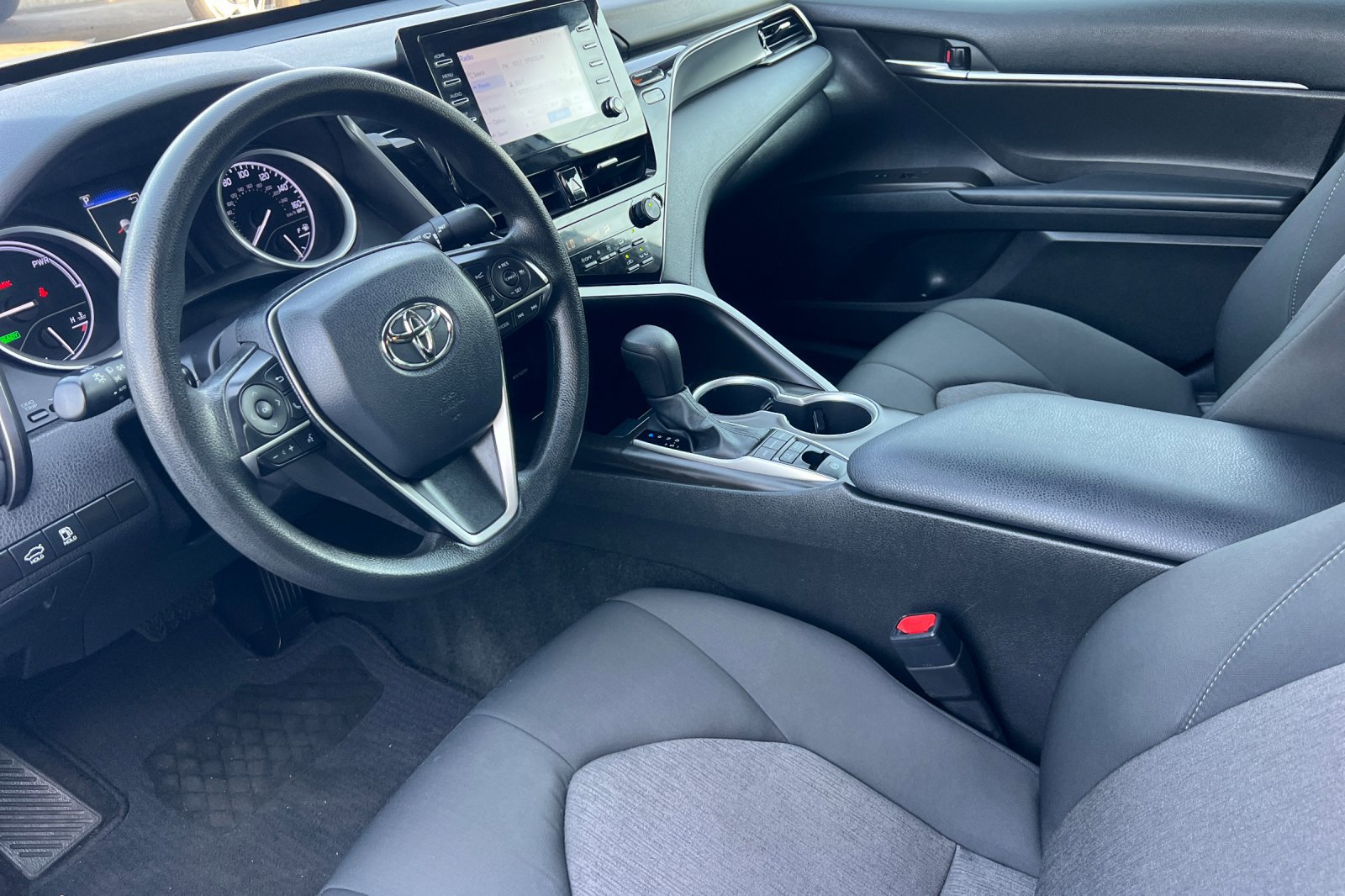 2022 Toyota Camry Hybrid LE photo 9