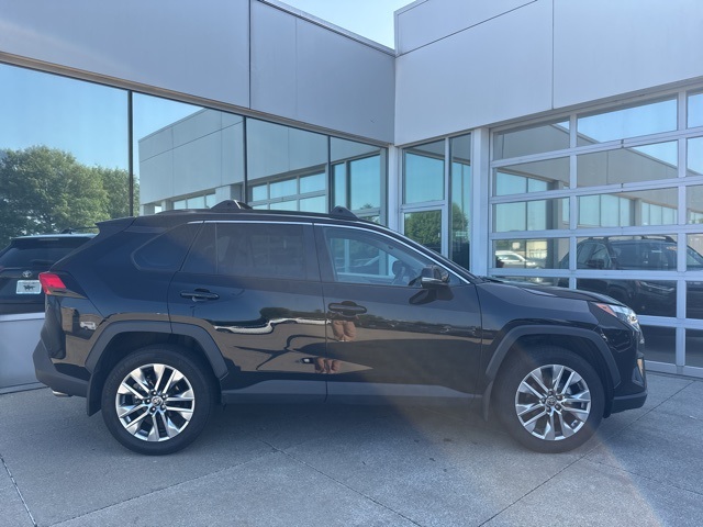 2023 Toyota RAV4 XLE Premium photo 3