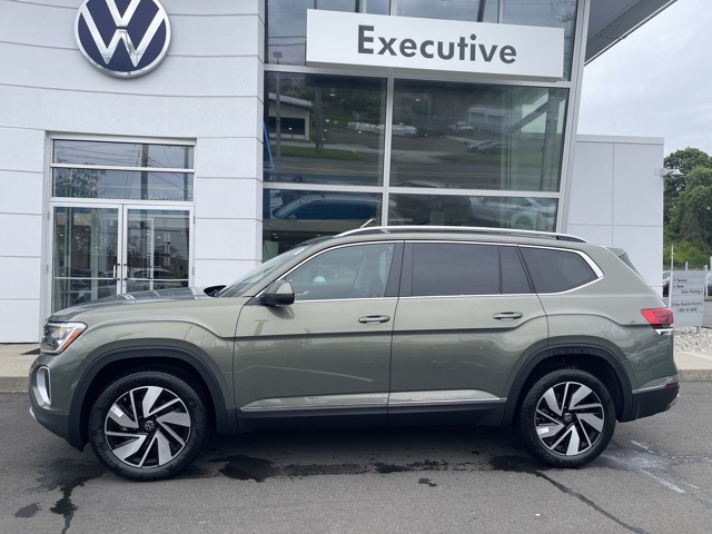 2025 Volkswagen Atlas SEL photo 2