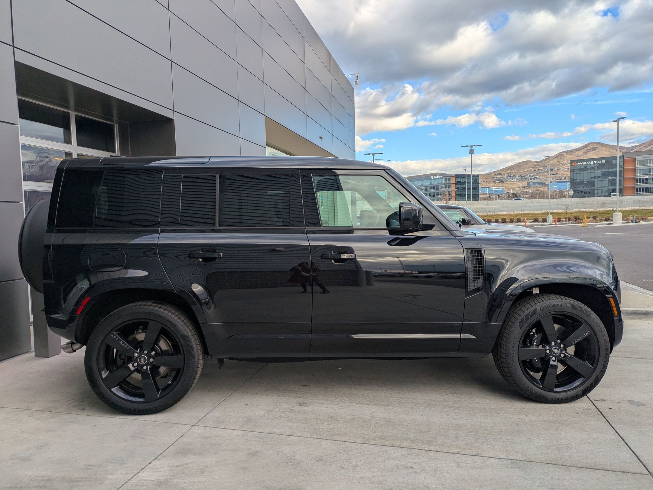 2025 Land Rover Defender 110 V8 photo 3