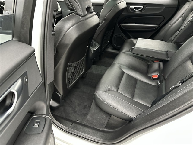 2025 Volvo XC60 B5 Plus photo 14