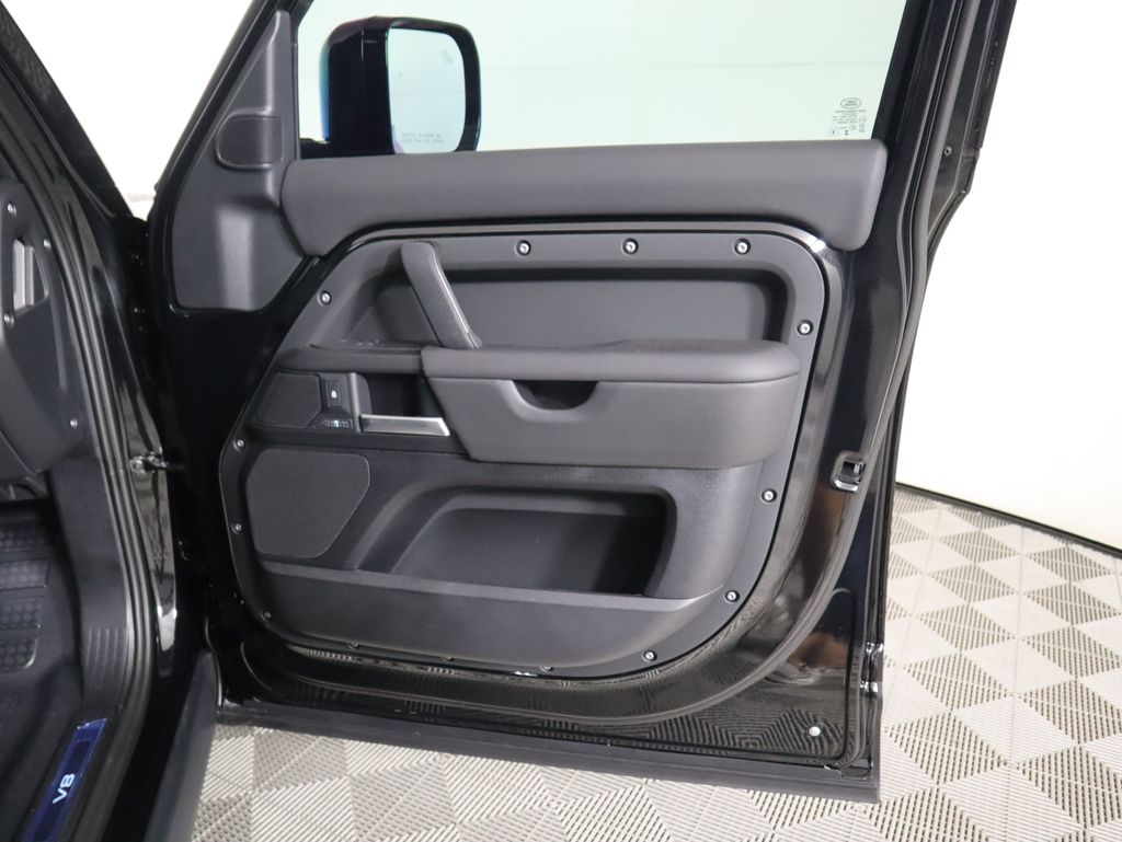 2025 Land Rover Defender 130 V8 photo 24