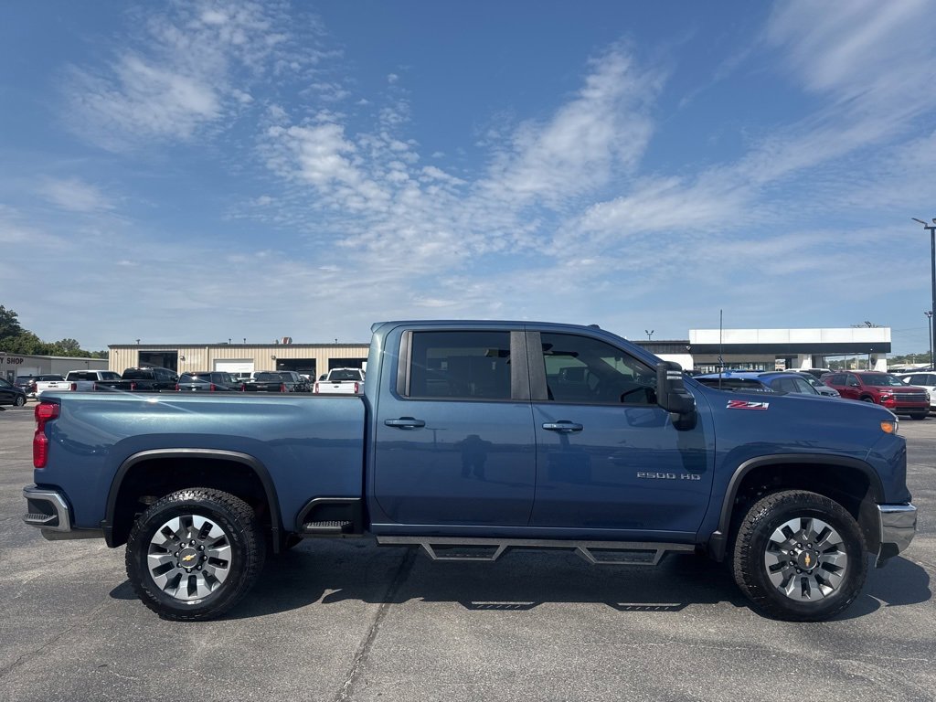 2025 Chevrolet Silverado 2500HD LT photo 2