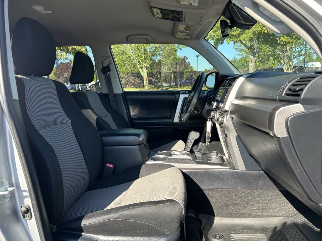 2020 Toyota 4Runner SR5 photo 31