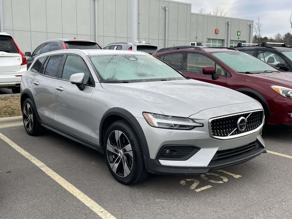 2025 Volvo V60 Cross Country Plus's photo