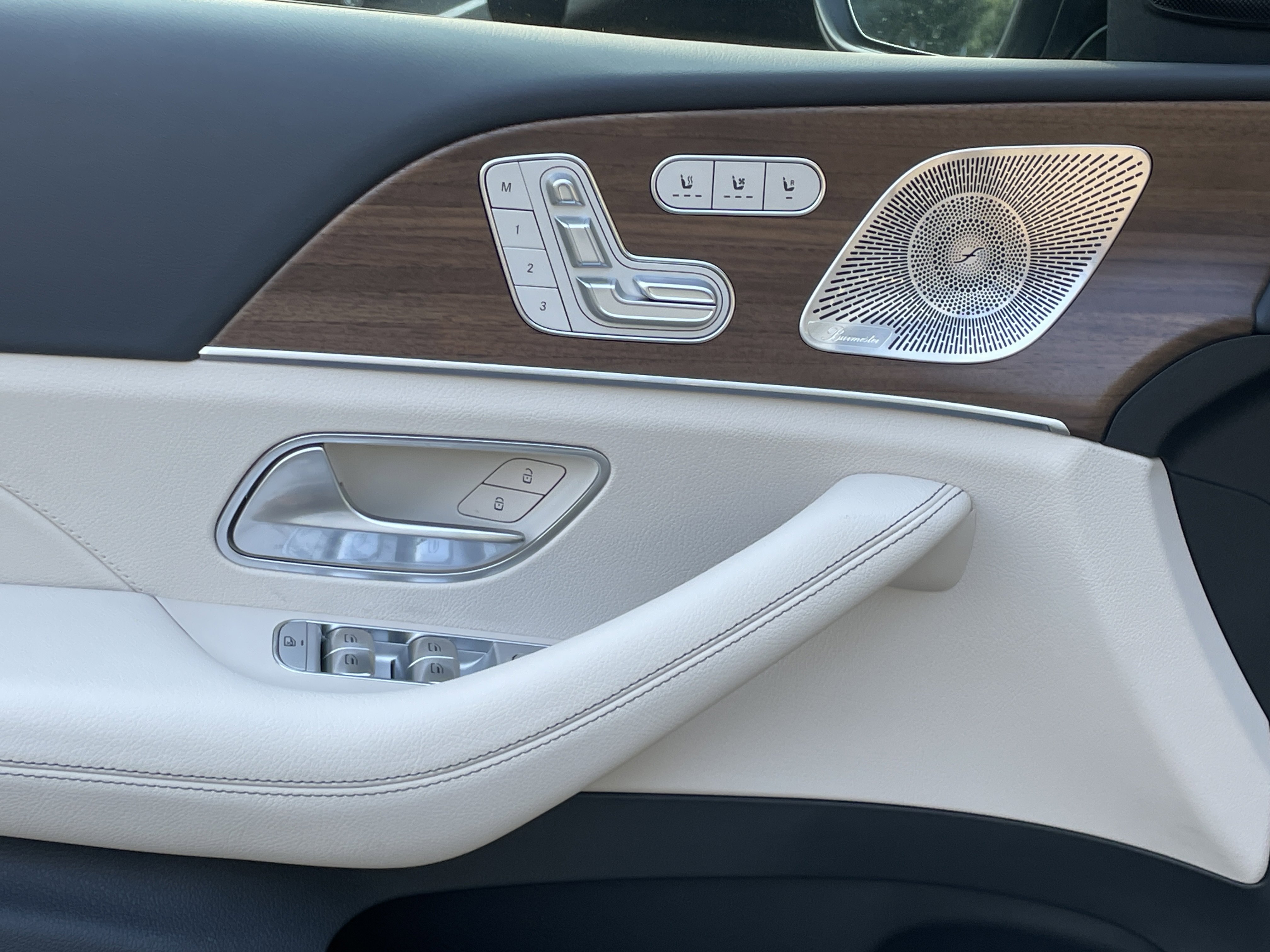 2026 Mercedes Benz GLS 450 4MATIC photo 2