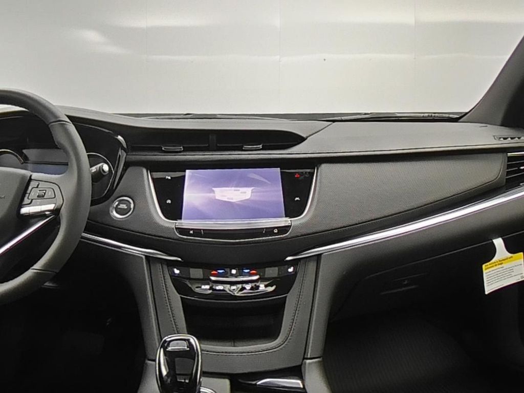 2025 Cadillac XT6 Luxury photo 6