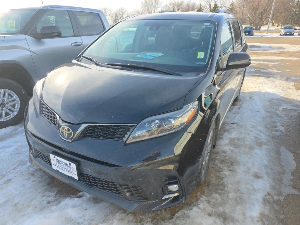 2019 Toyota Sienna SE's photo