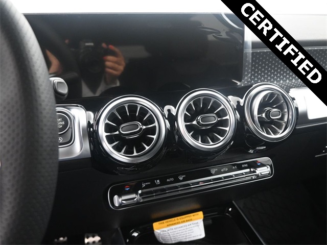 2024 Mercedes Benz GLB 250 photo 3