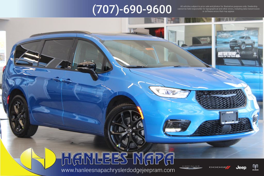 2026 Chrysler Pacifica Limited's photo