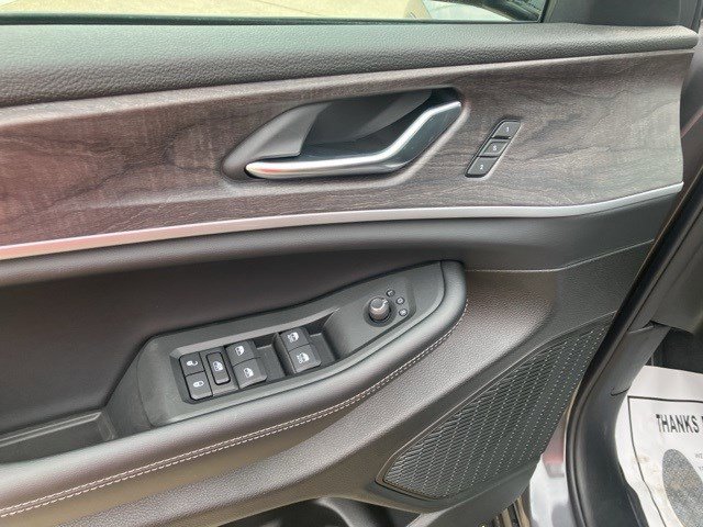 2025 Jeep Grand Cherokee Limited photo 4