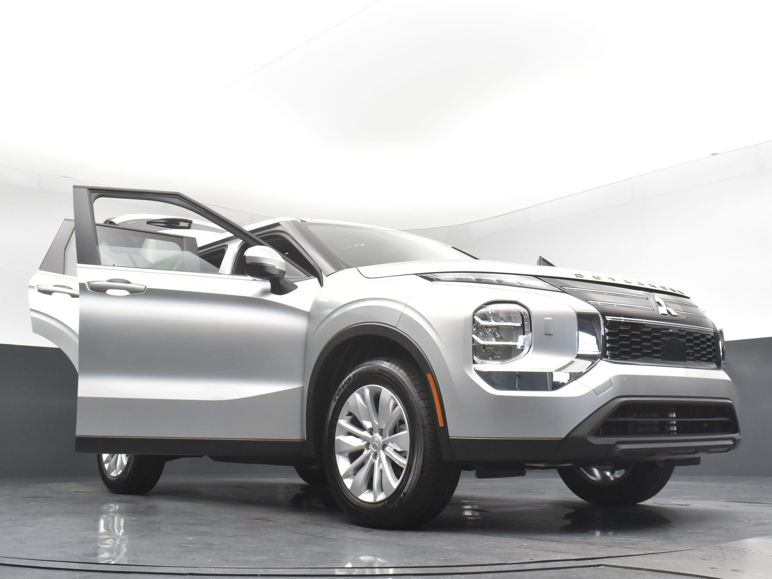 2025 Mitsubishi Outlander ES photo 30