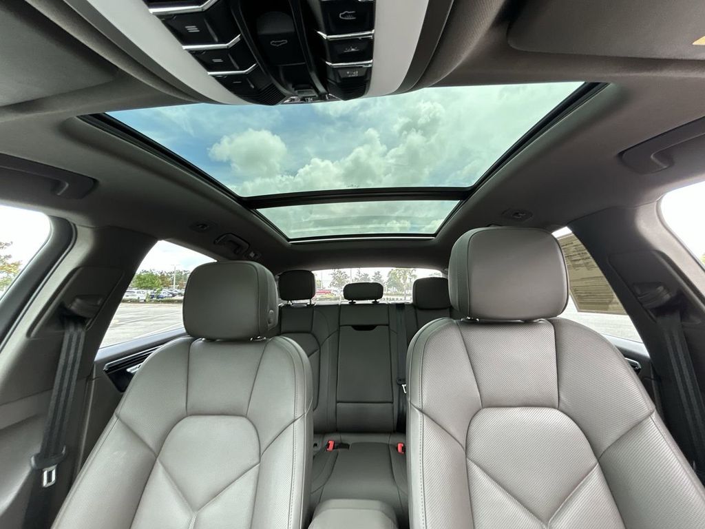 2025 Porsche Macan Base photo 26