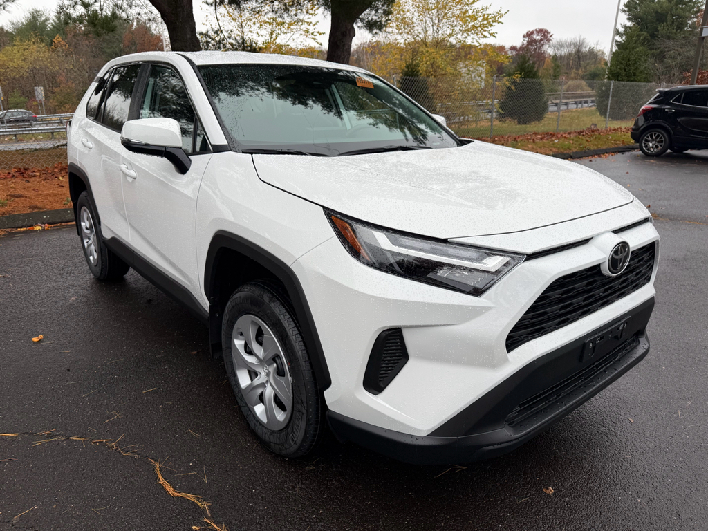 2025 Toyota RAV4 LE's photo